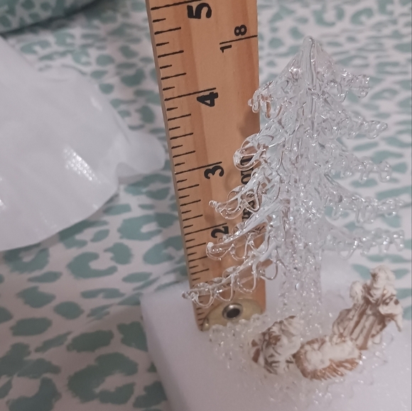 Silvestri Glass Nativity Scene With Christmas Tree Figurine - Picture 9 of 9